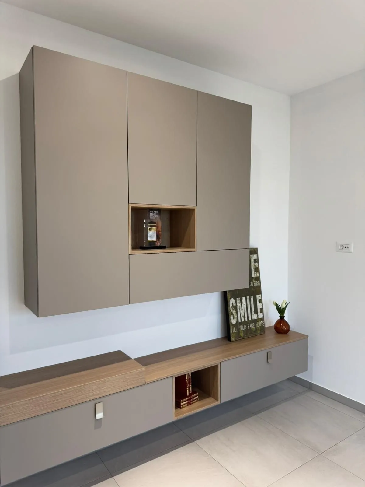 Livingul Casa Nolte — ansamblu suspendat taupe cu nișe din stejar