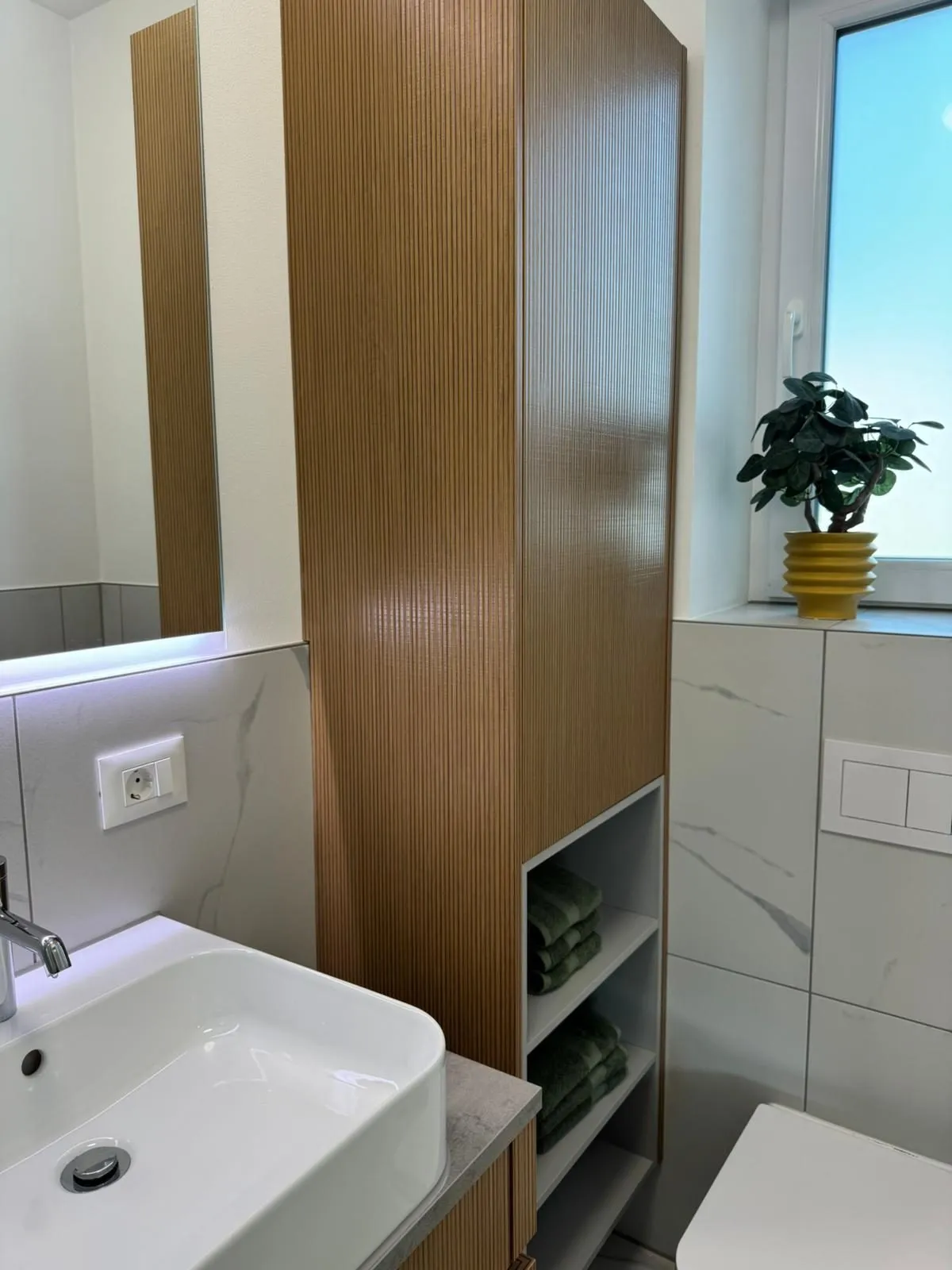 Baia Casa Nolte — coloană cu fronturi riflate din stejar și plăci tip marmură