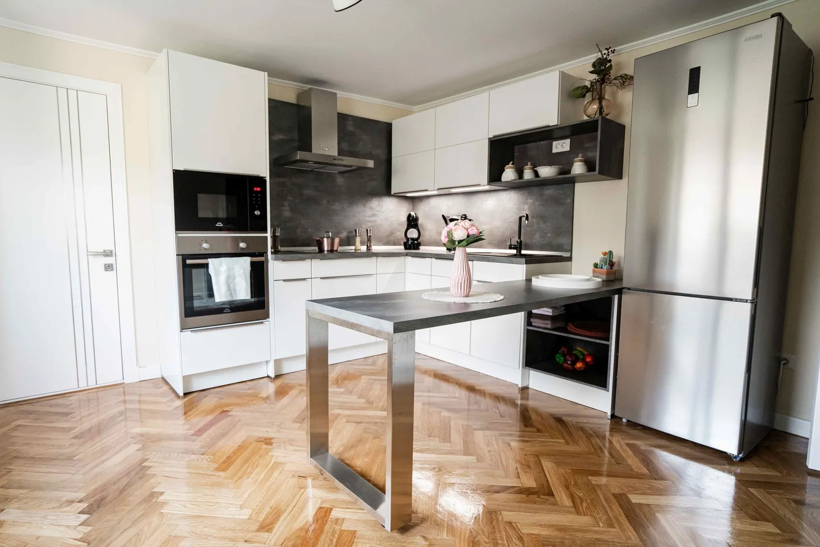 Lux — alb, proiect Ipotești, Suceava