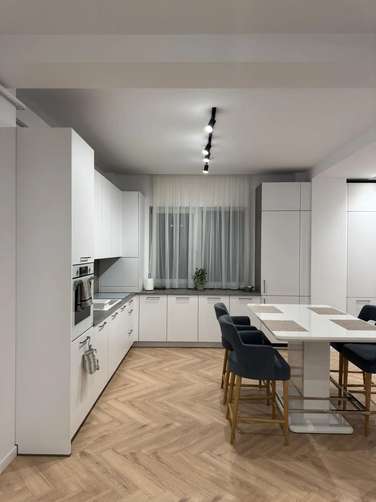 Manhattan Uni — arctic white & concrete — poza 10