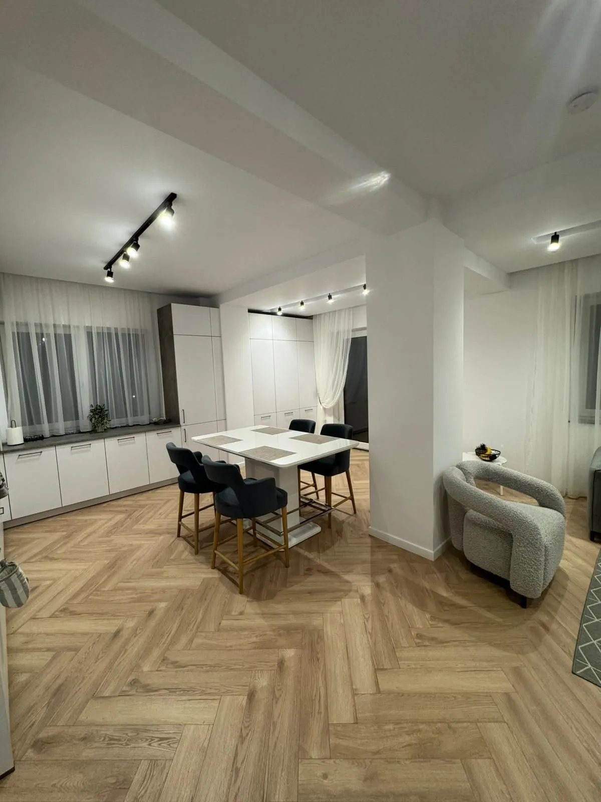 Manhattan Uni — arctic white & concrete — poza 8