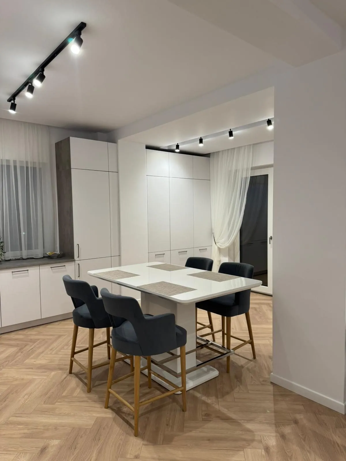 Manhattan Uni — arctic white & concrete — poza 9