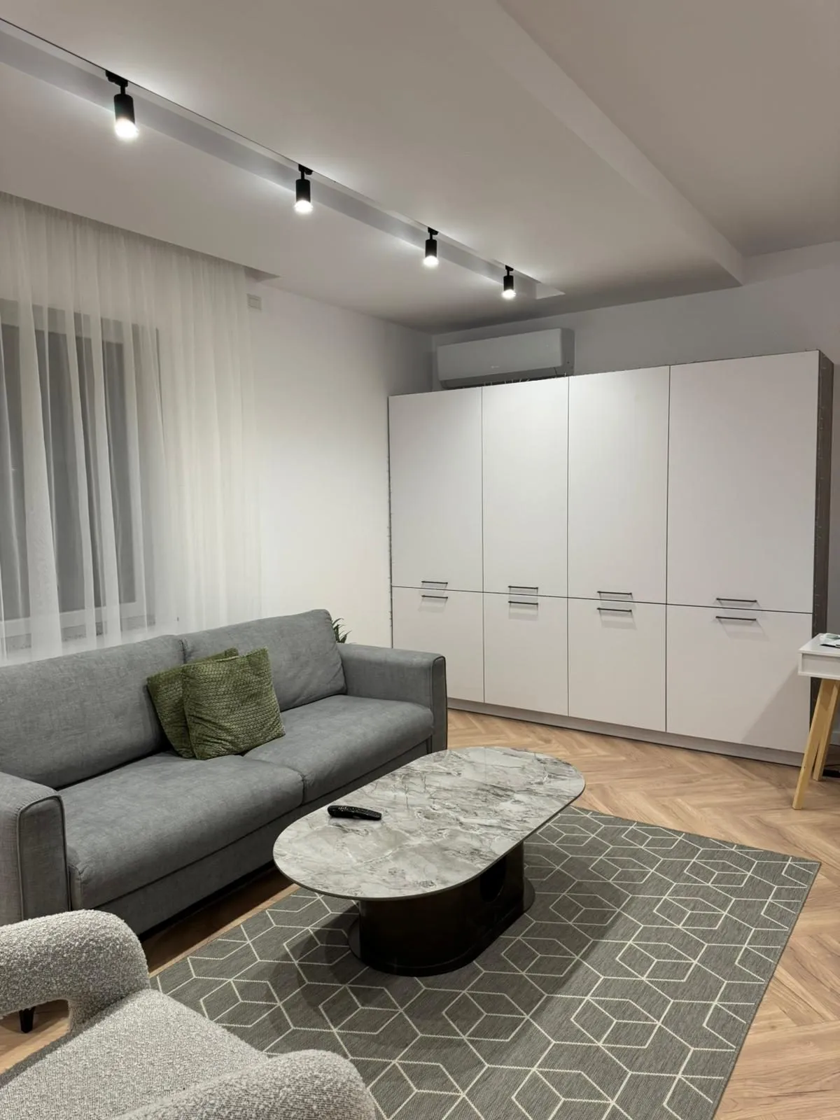 Manhattan Uni — arctic white & concrete, proiect Suceava