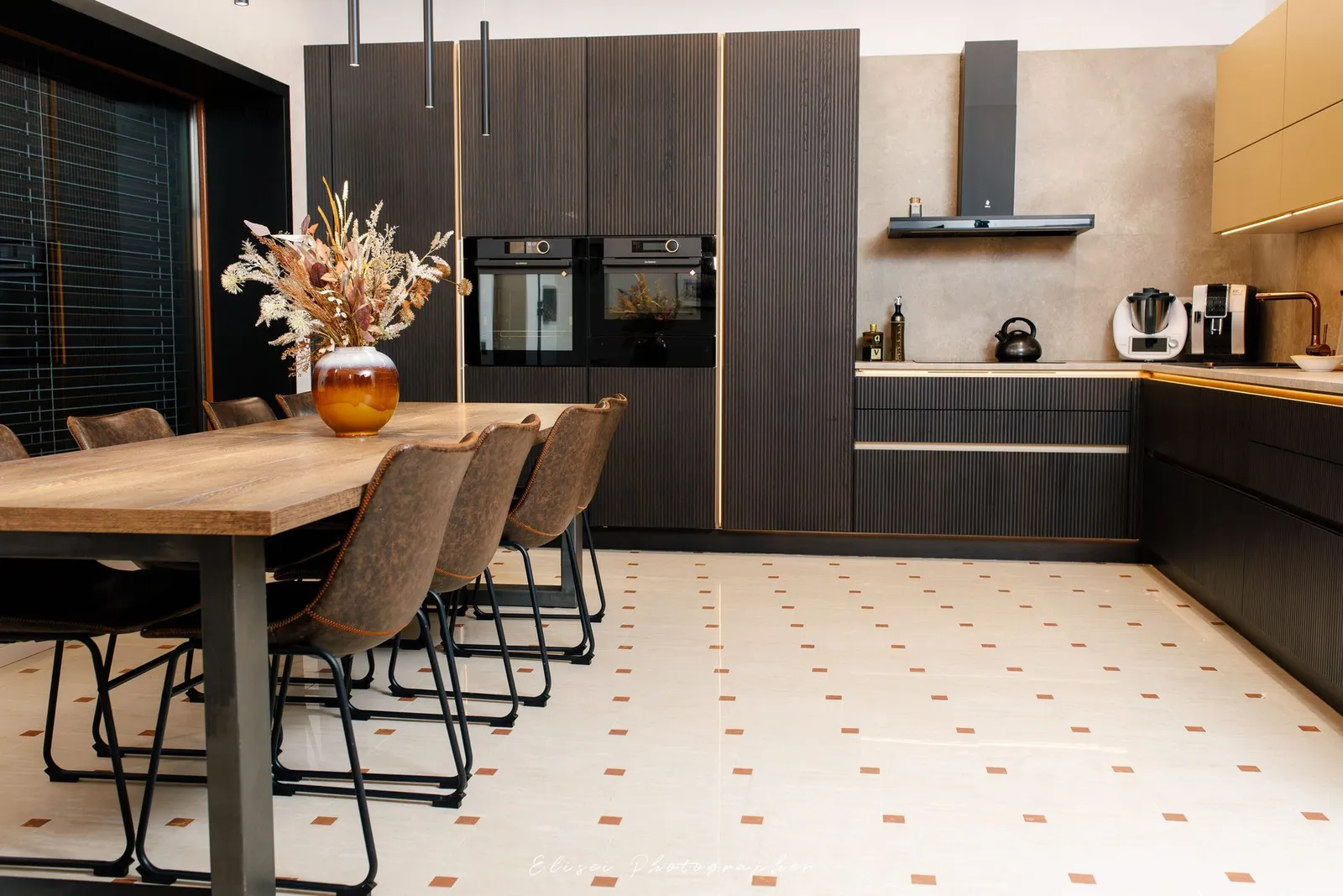 nolteneo — neolodge, blackened oak, grooved & soft lack caramel, proiect Suceava