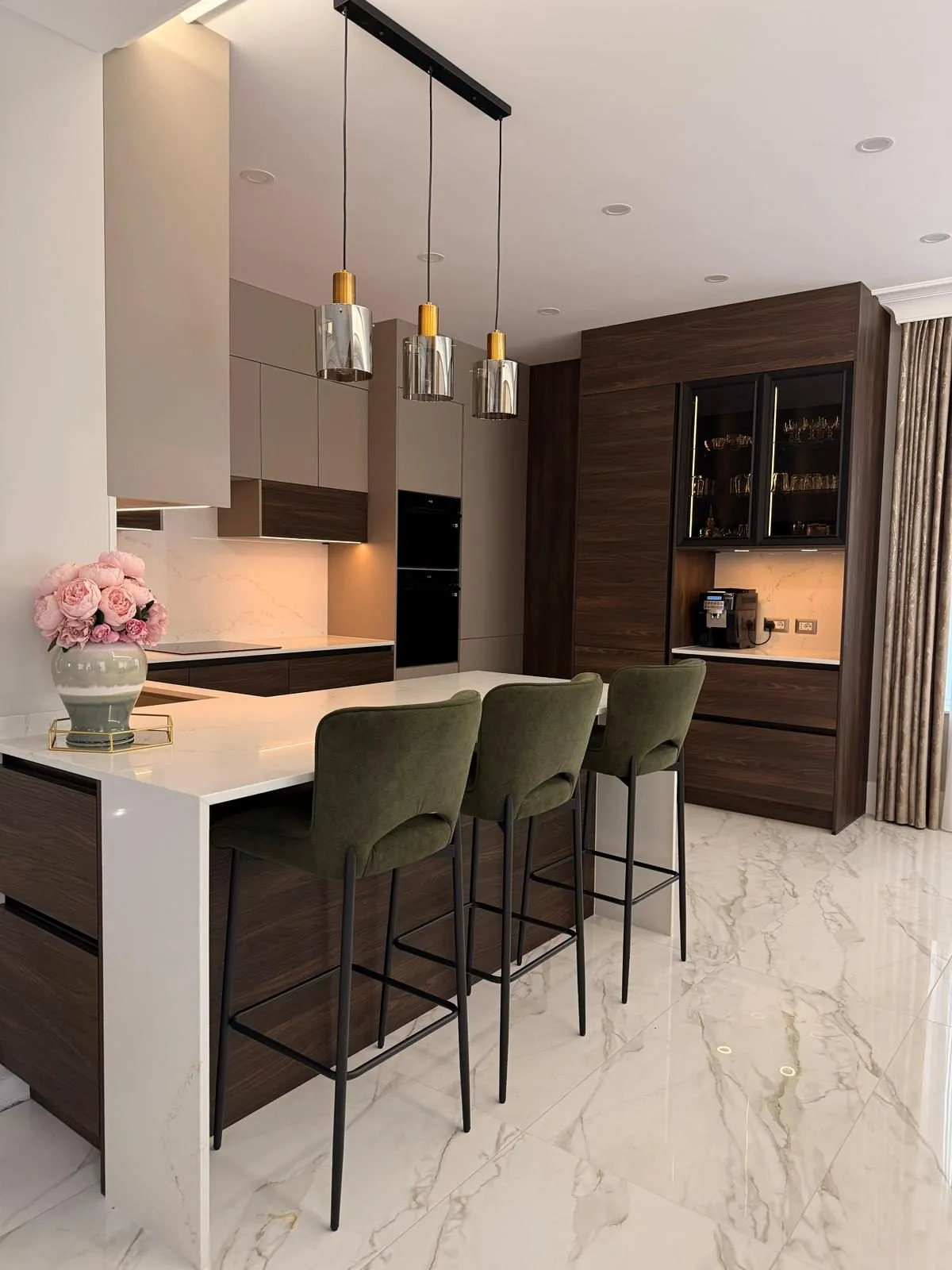 Plus Lava cu Manhattan — walnut havana, proiect Suceava